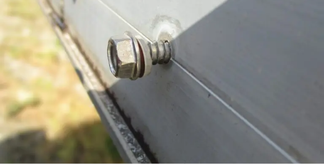 固定ボルト部分からの雨漏れ